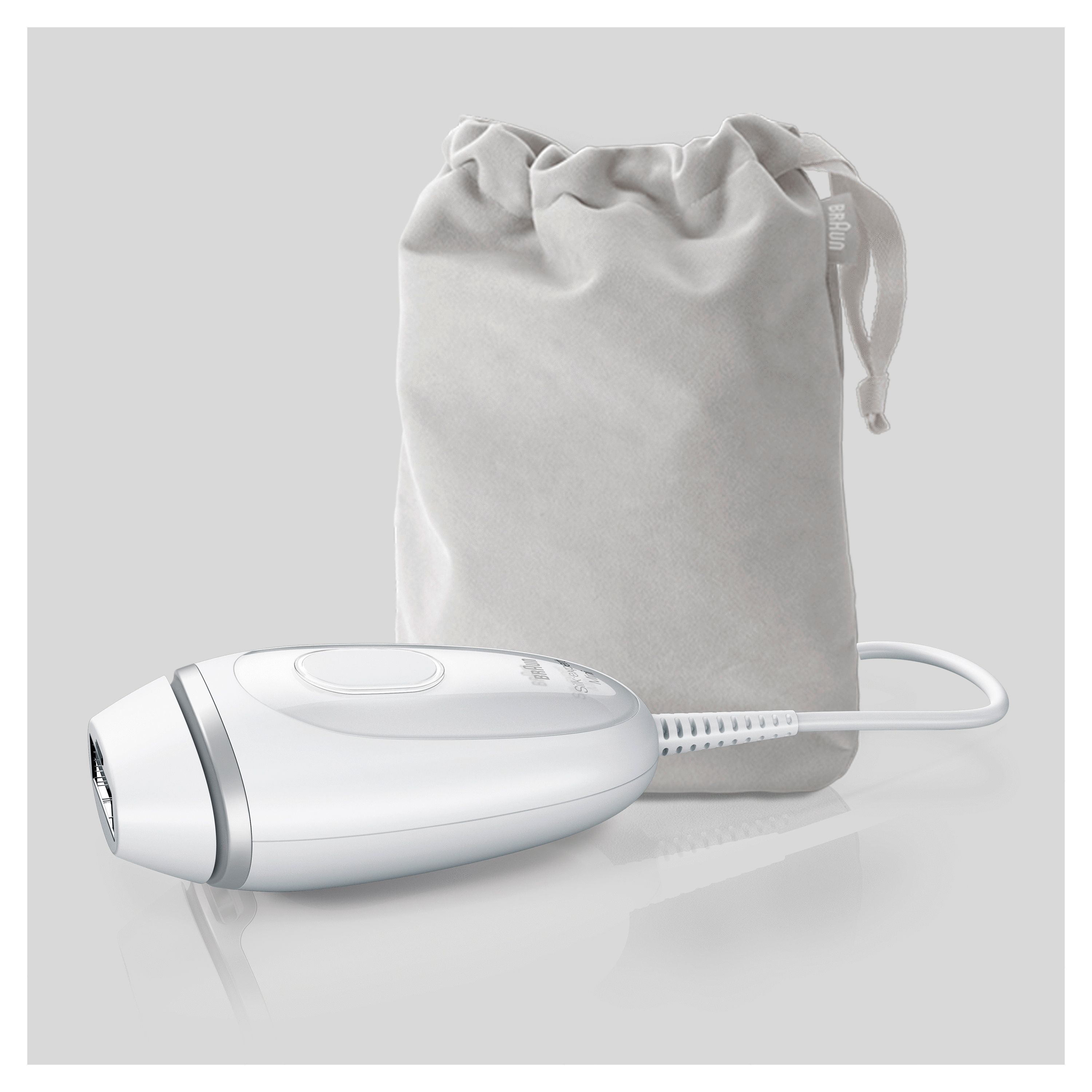 Weißes IPL-Gerät mit Kabel und grauer Beutel. Das Gerät trägt den Namen Braun Silk-expert Mini.