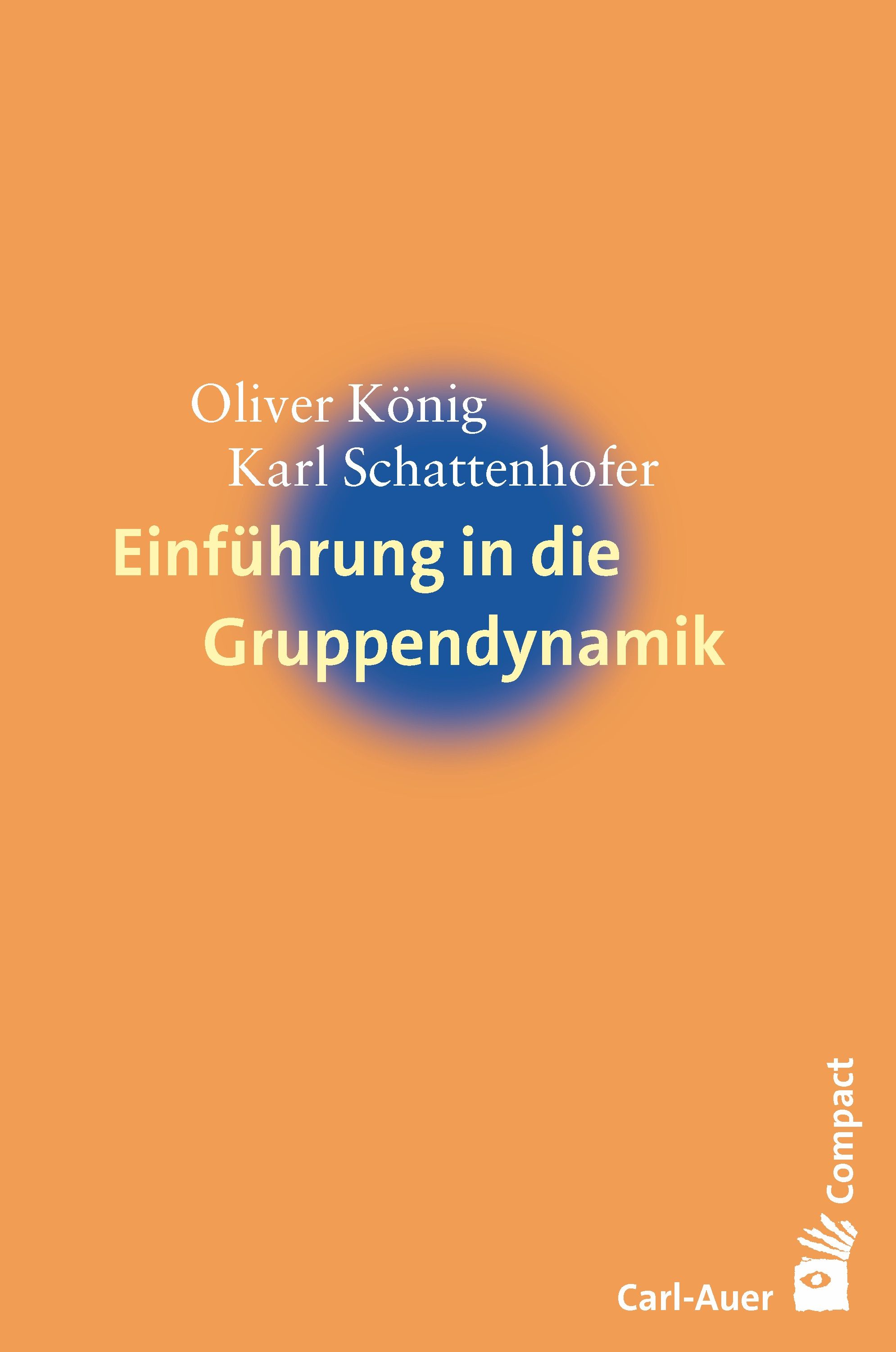 Buchcover. Titel: Einführung in die Gruppendynamik. Autoren: Oliver König, Karl Schattenhofer. Verlag: Carl-Auer. Orangefarbener Hintergrund.