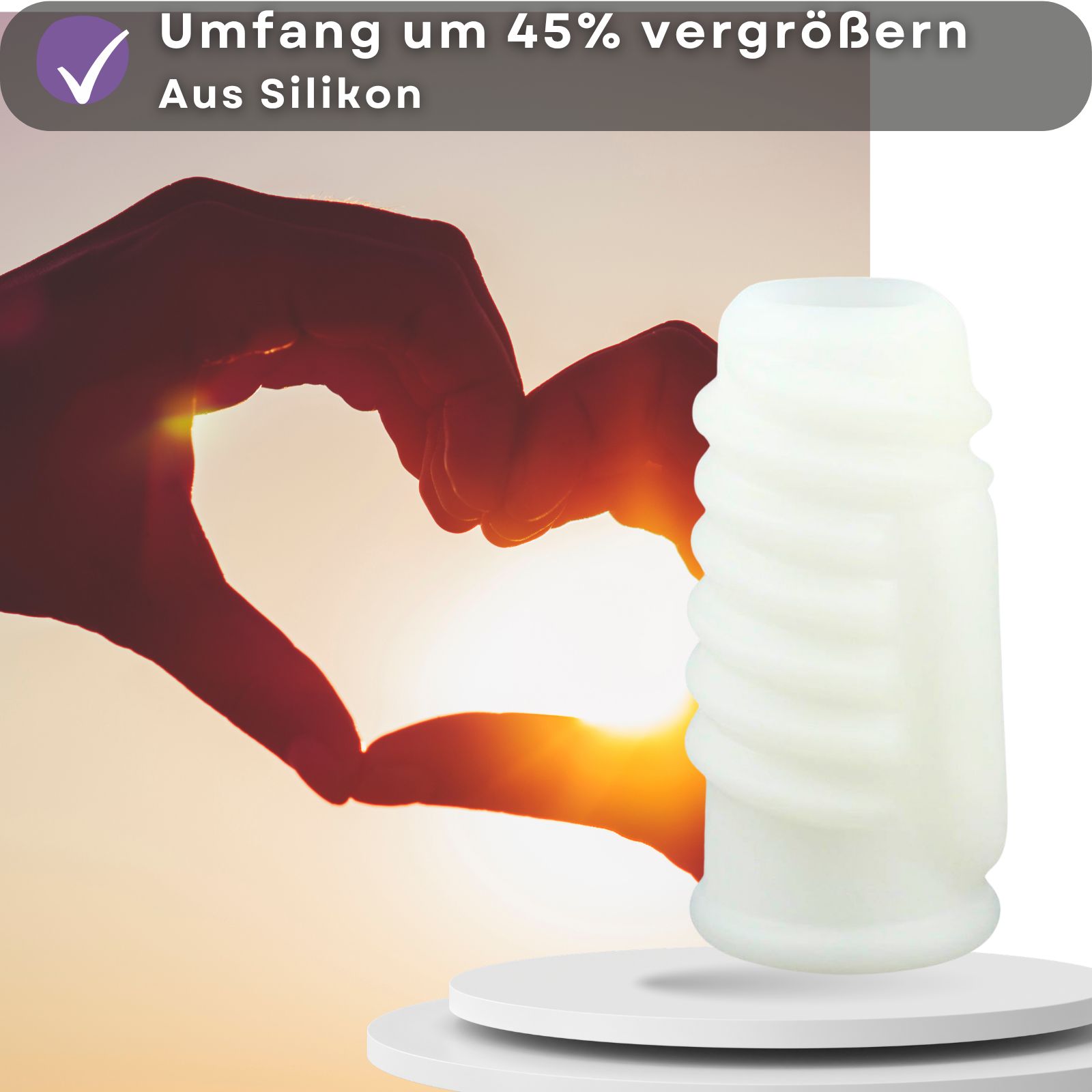 Weißes Silikon-Penishülle mit Rillen. Herz-Silhouette im Hintergrund. Auf weißer Plattform. Text: Umfang um 45% vergrößern, Aus Silikon.