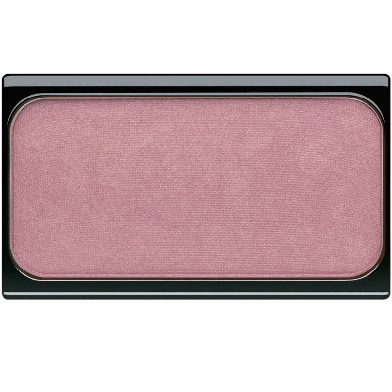 Ein rechteckiger, rosafarbener Rouge-Puder in einer schwarzen Hülle mit silbernem Rand.
