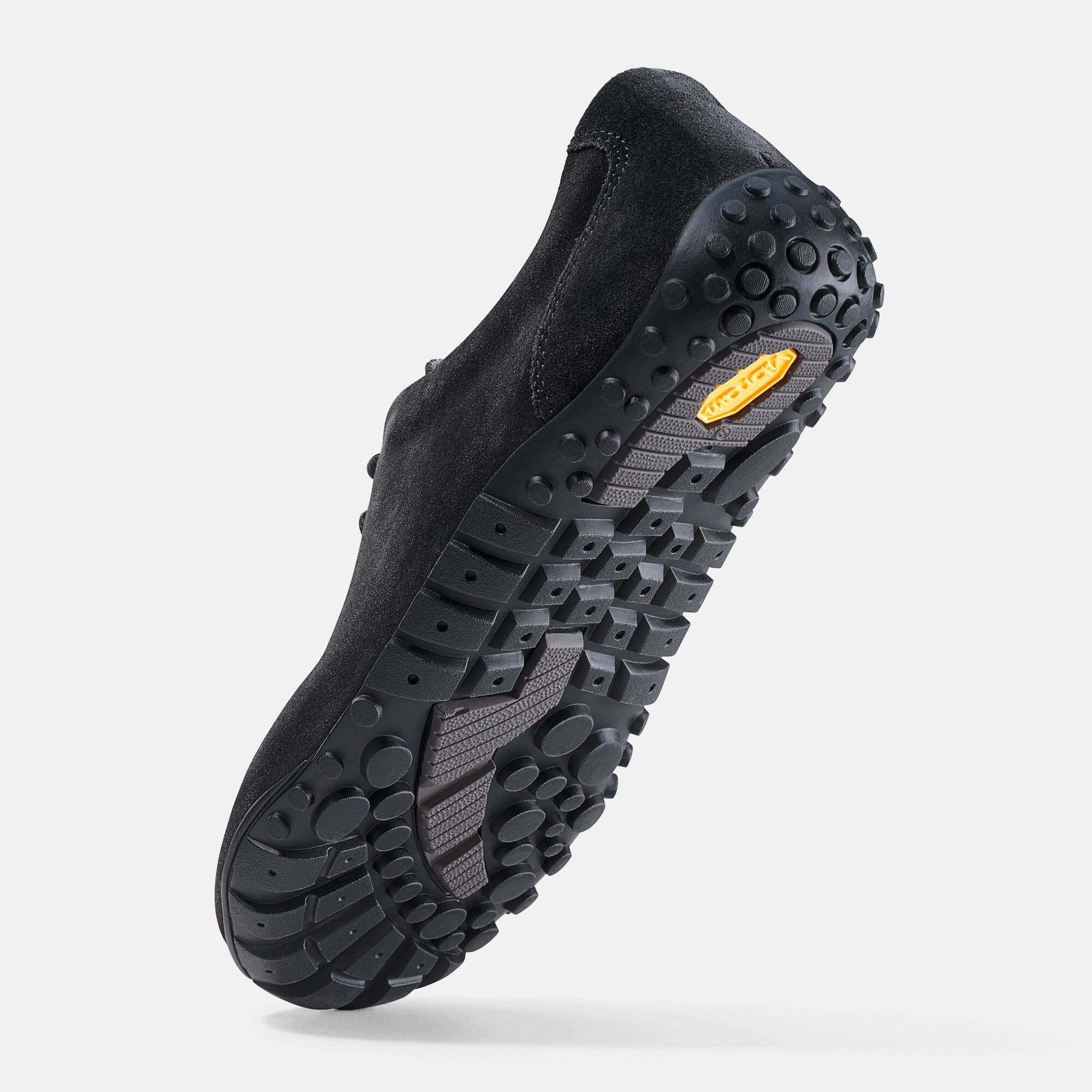 Schwarze Wildleder-Sneaker mit profilierter Gummisohle.