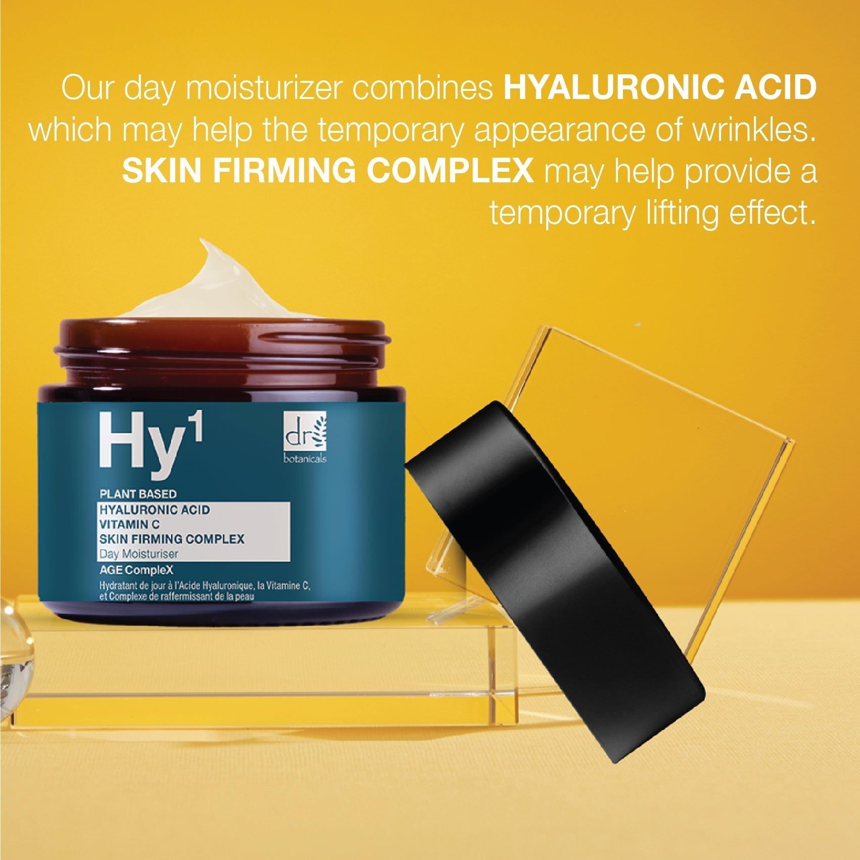 Tiegel mit schwarzem Deckel, Creme und Text. Aufschrift: Hy1, Dr Botanicals, Hyaluronsäure, Vitamin C, Skin Firming Complex.