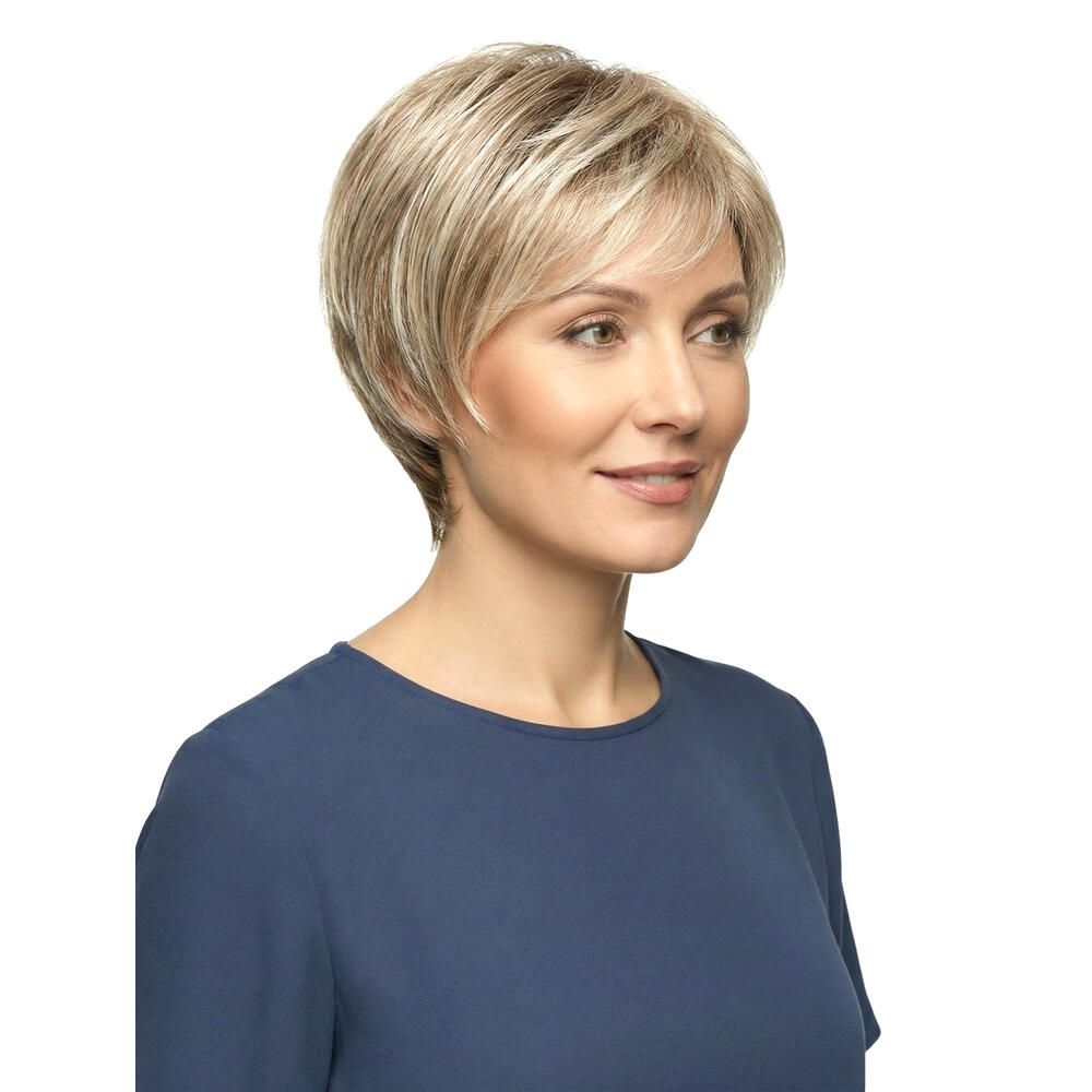 Kurzhaarperücke, blondiertes Haar mit Pony, diagonale Seitenansicht. Frau mit blauem Oberteil.