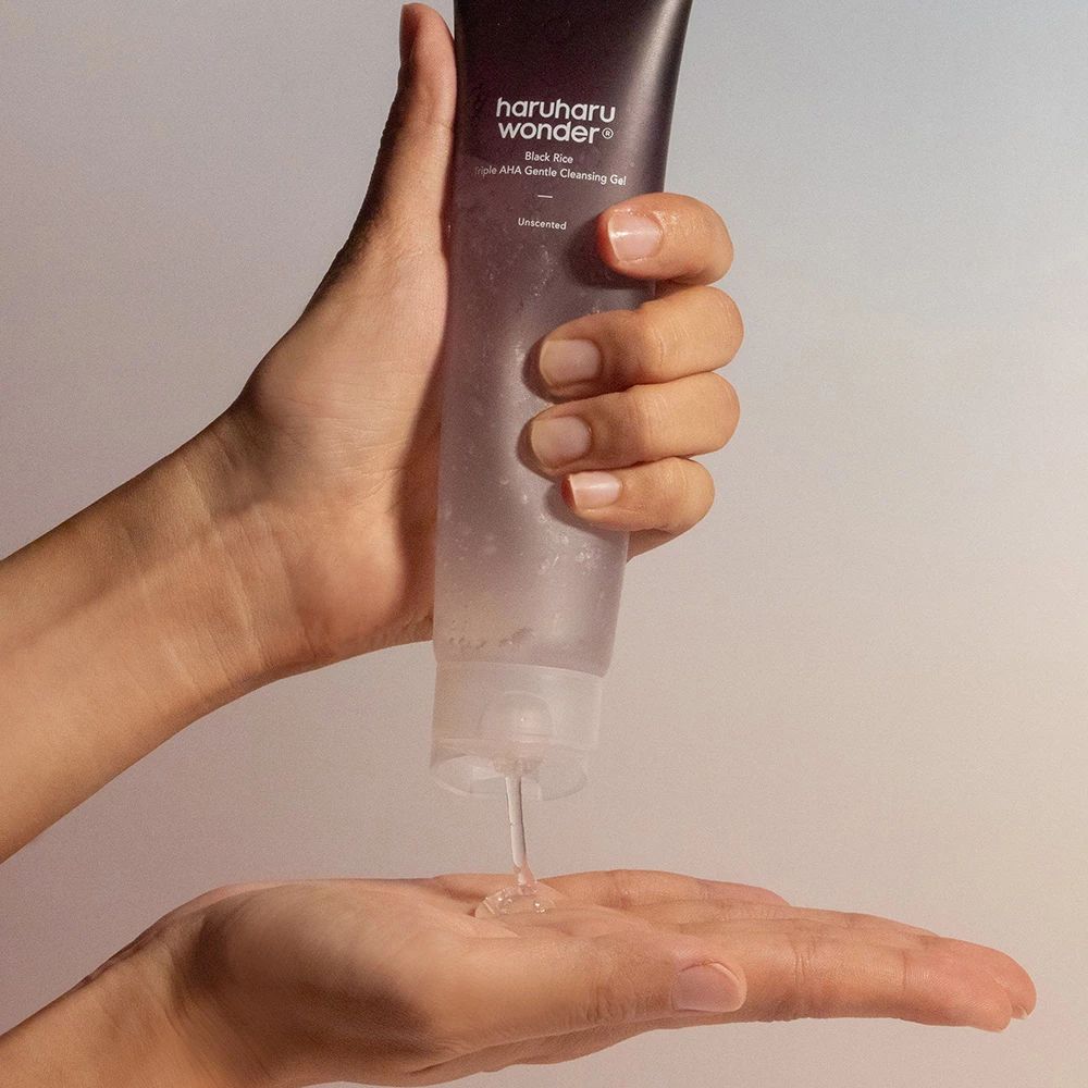 Tube, Gel wird in die Hand gegossen. Aufschrift: Haruharu Wonder Black Rice Triple AHA Gentle Cleansing Gel. Transparentes Gel.