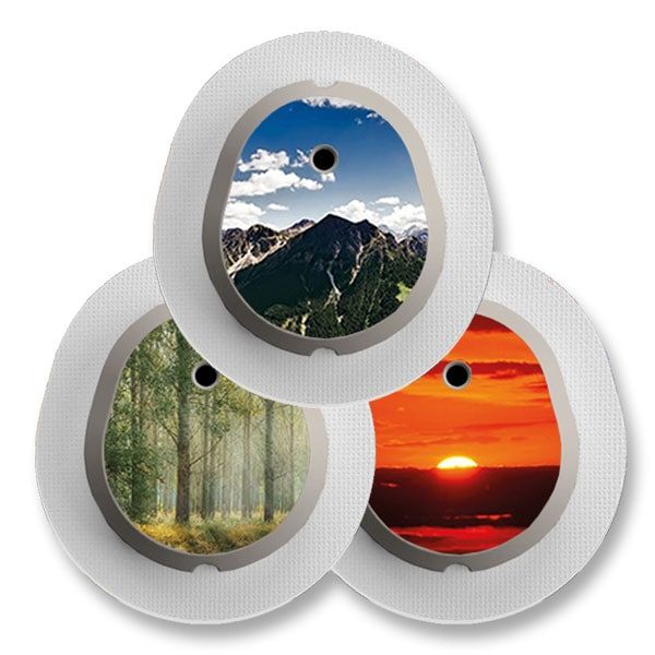Drei runde Aufkleber mit Naturmotiven: Berge, Wald und Sonnenuntergang. Jeder Aufkleber hat eine runde Öffnung in der Mitte.
