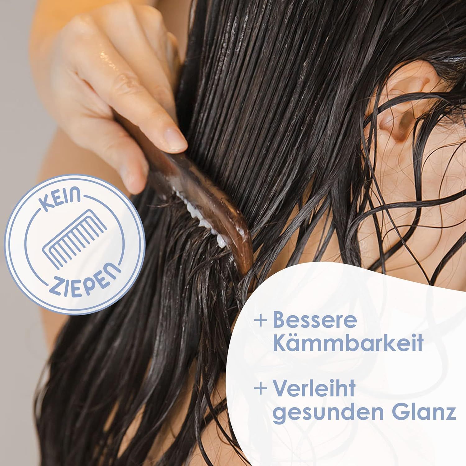 Person kämmt nasses Haar. Text: Bessere Kämmbarkeit, verleiht Glanz. Logo: Kein Ziepen.