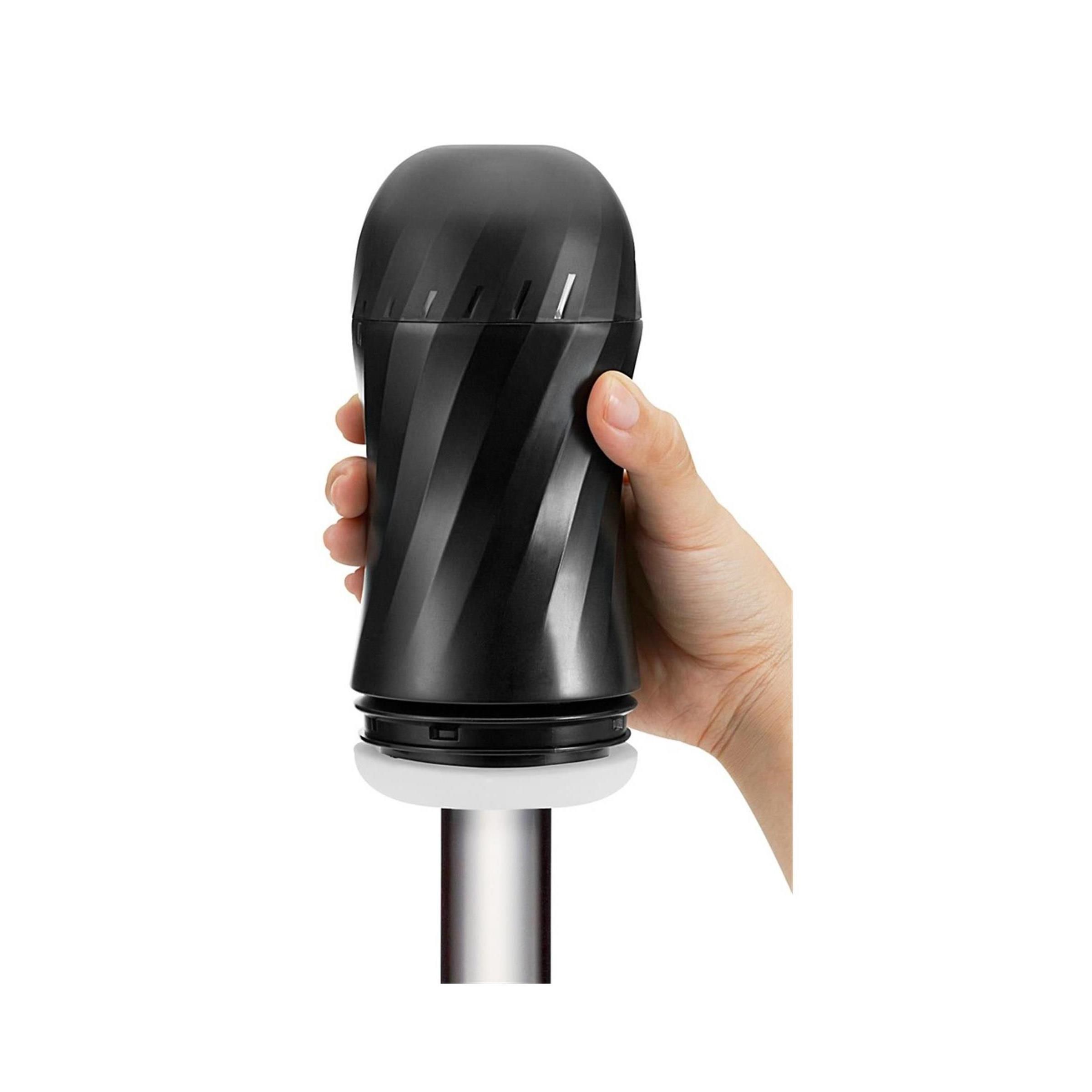 Schwarzes Produkt mit spiralförmigem Design. Hand hält Produkt.