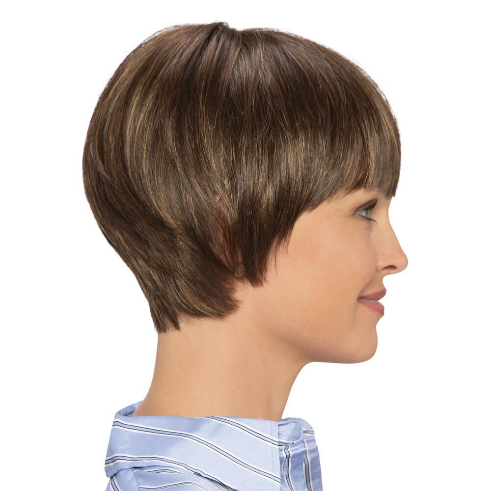 Kurzhaarperücke in Braun mit Pony. Gezeigt an einer Frau. Seitenansicht.