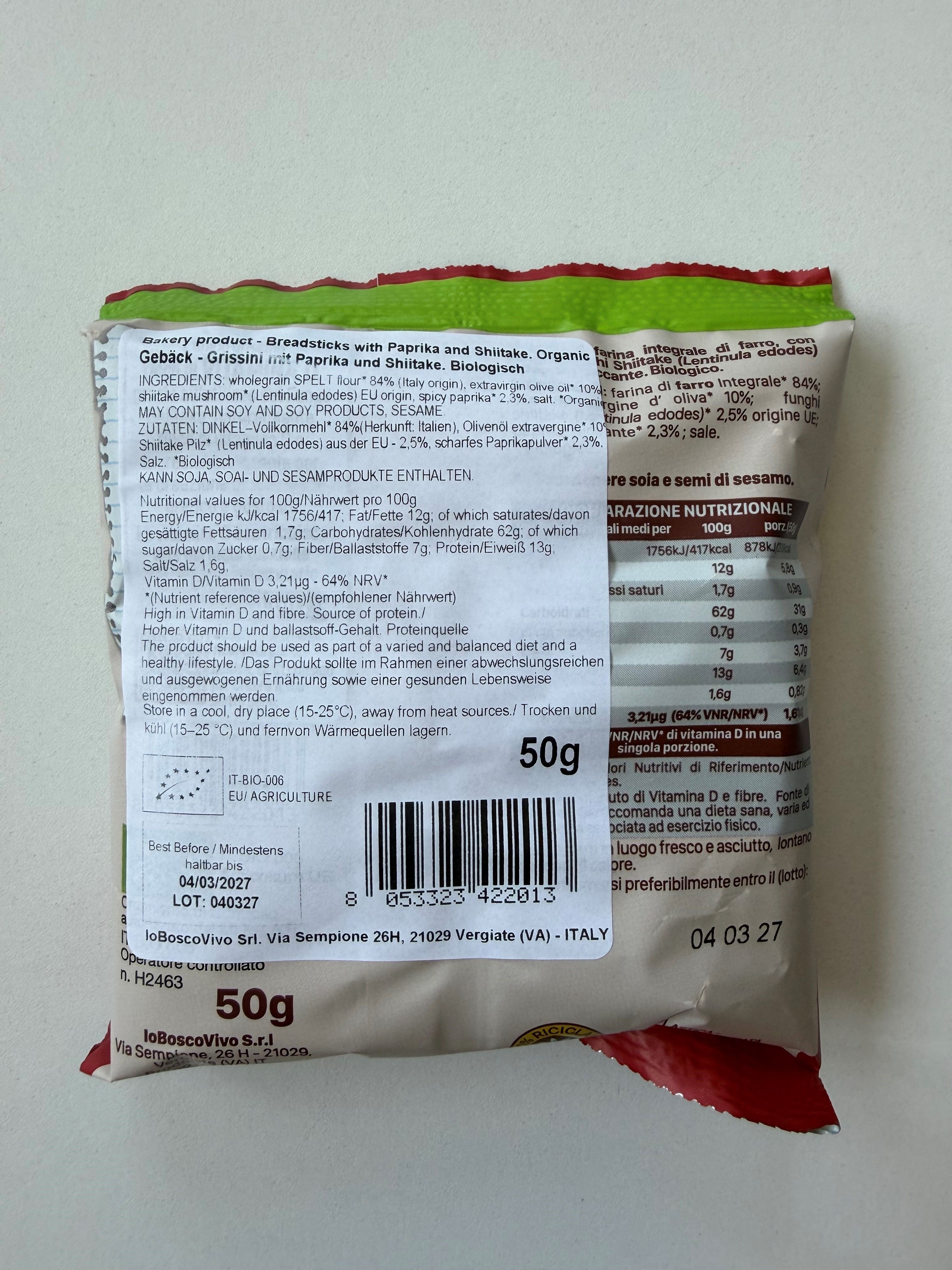 Nahaufnahme der Rückseite einer 50g-Packung Grissini mit Barcode und Bio-Siegel.