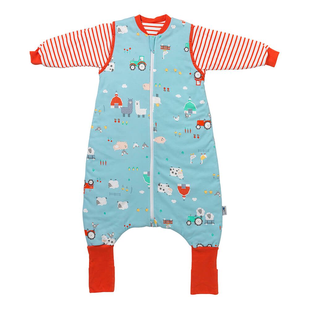 Blauer Ganzjahres-Kinderschlafsack mit Bauernhof-Motiv, Reißverschluss, rote Ärmel und Beinbündchen.