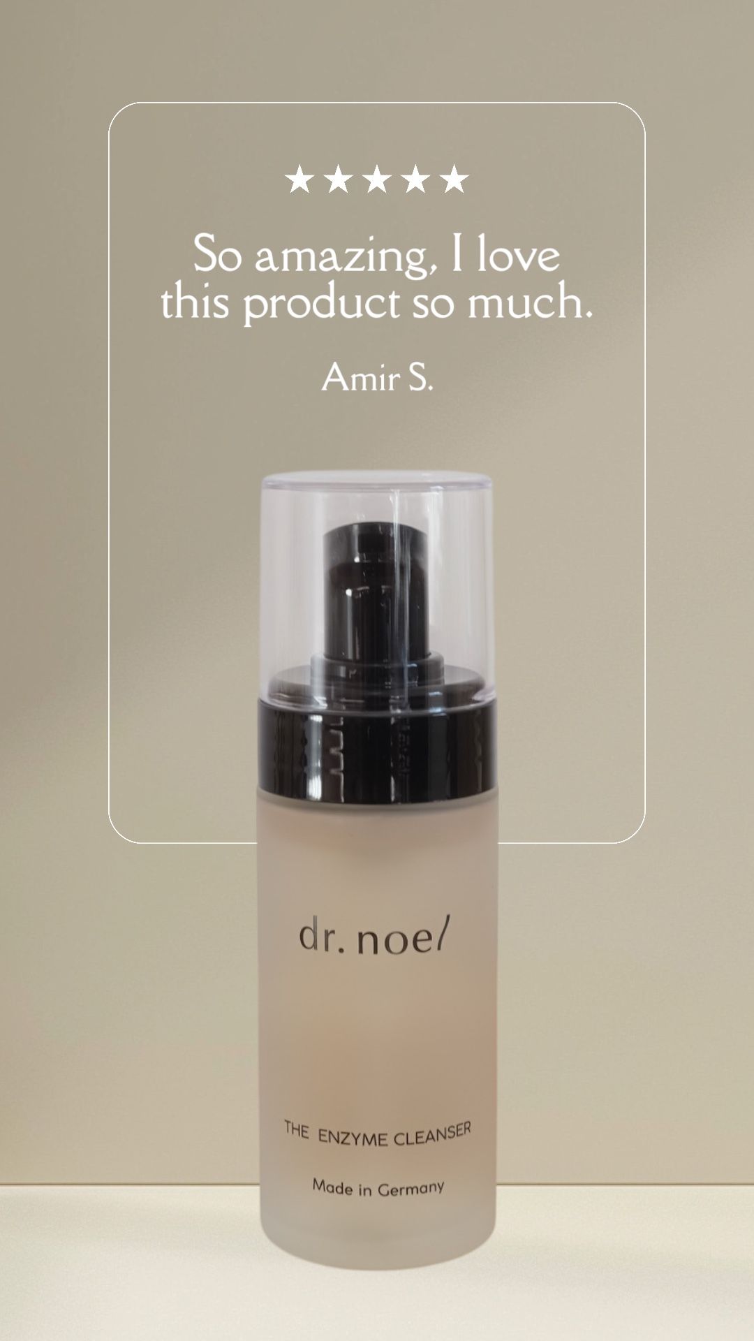 Flasche mit Sprühkopf. Aufschrift: dr. noel/ THE ENZYME CLEANSER. Hergestellt in Deutschland. Zitat-Box mit Sternen.