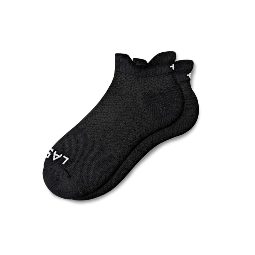 Paar schwarze Socken mit weißem Lasso-Logo. Strukturierter Stoff, niedriger Schnitt.