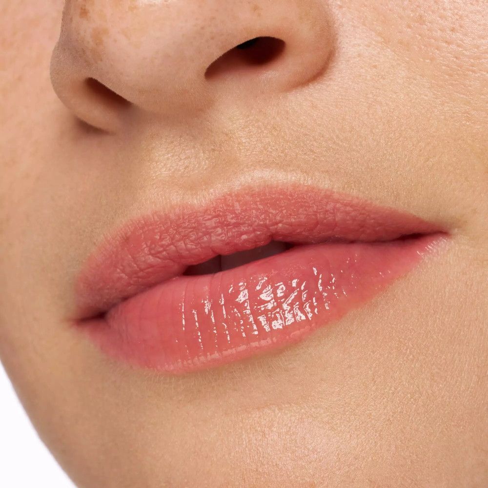 Nahaufnahme von Lippen mit rosa Lippenstift. Glänzender Effekt.