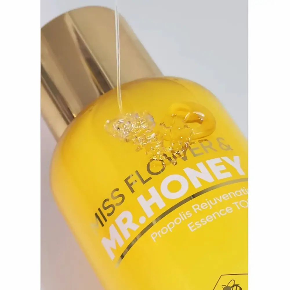 Nahaufnahme der Flasche. Aufschrift: Miss Flower & Mr. Honey. Produkt fließt aus der Flasche.