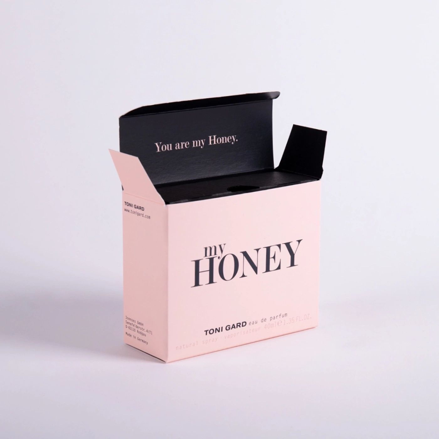 Geöffnete rosa Schachtel mit Aufschrift: MY HONEY, TONI GARD eau de parfum. Innen: You are my Honey.