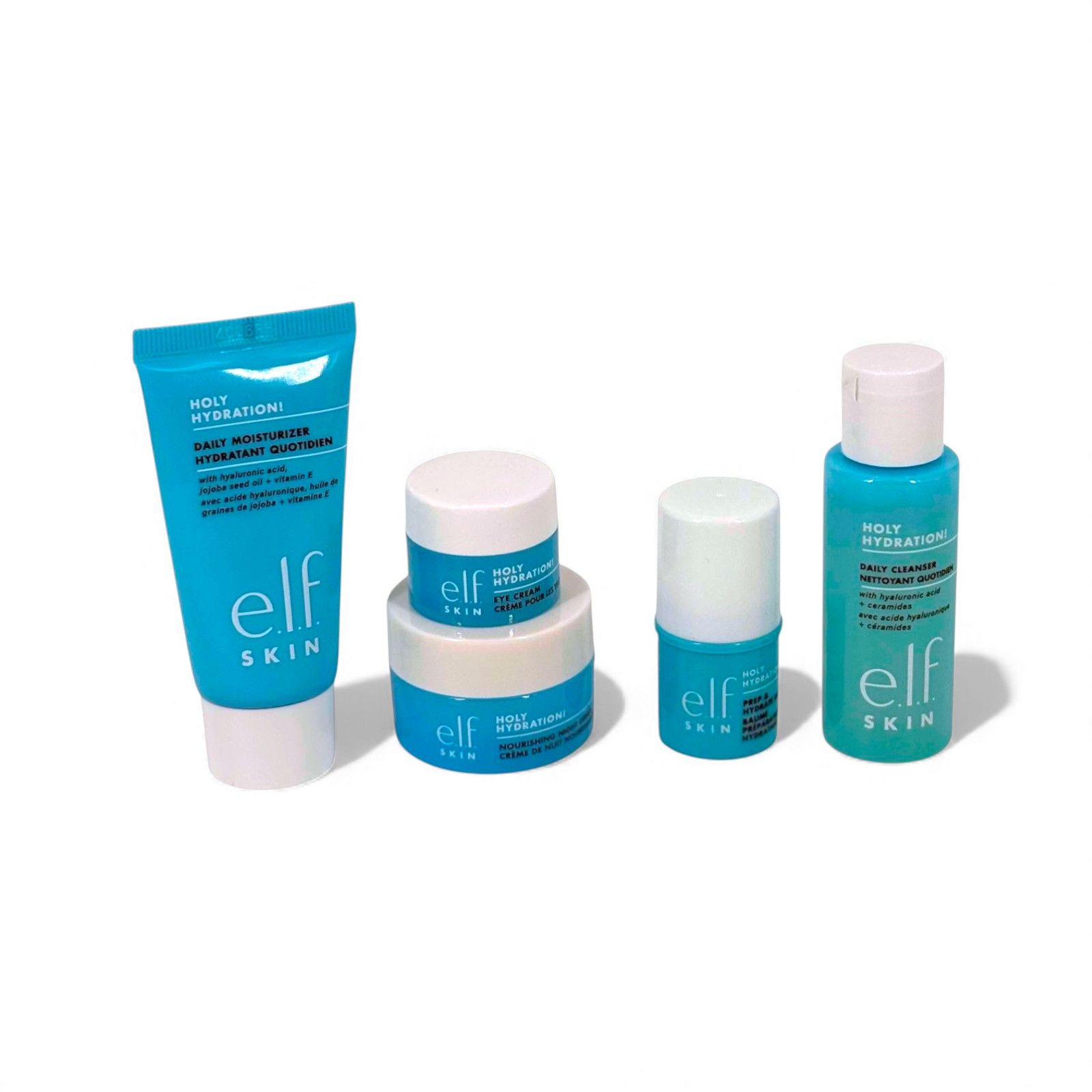 Verschiedene blaue Kosmetikprodukte, darunter eine Tube, Tiegel und eine Rolle. Aufschrift: e.l.f. SKIN.