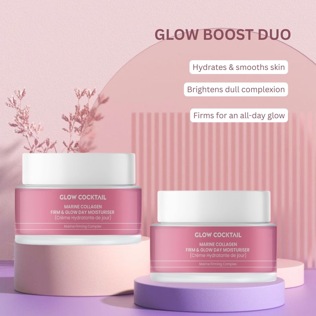 Zwei Tiegel Glow Cocktail Marine Collagen Tagescreme. Rosa Etikett, weißer Deckel. Text: Marine Collagen, Crème Hydratante de jour. Auf Podesten.