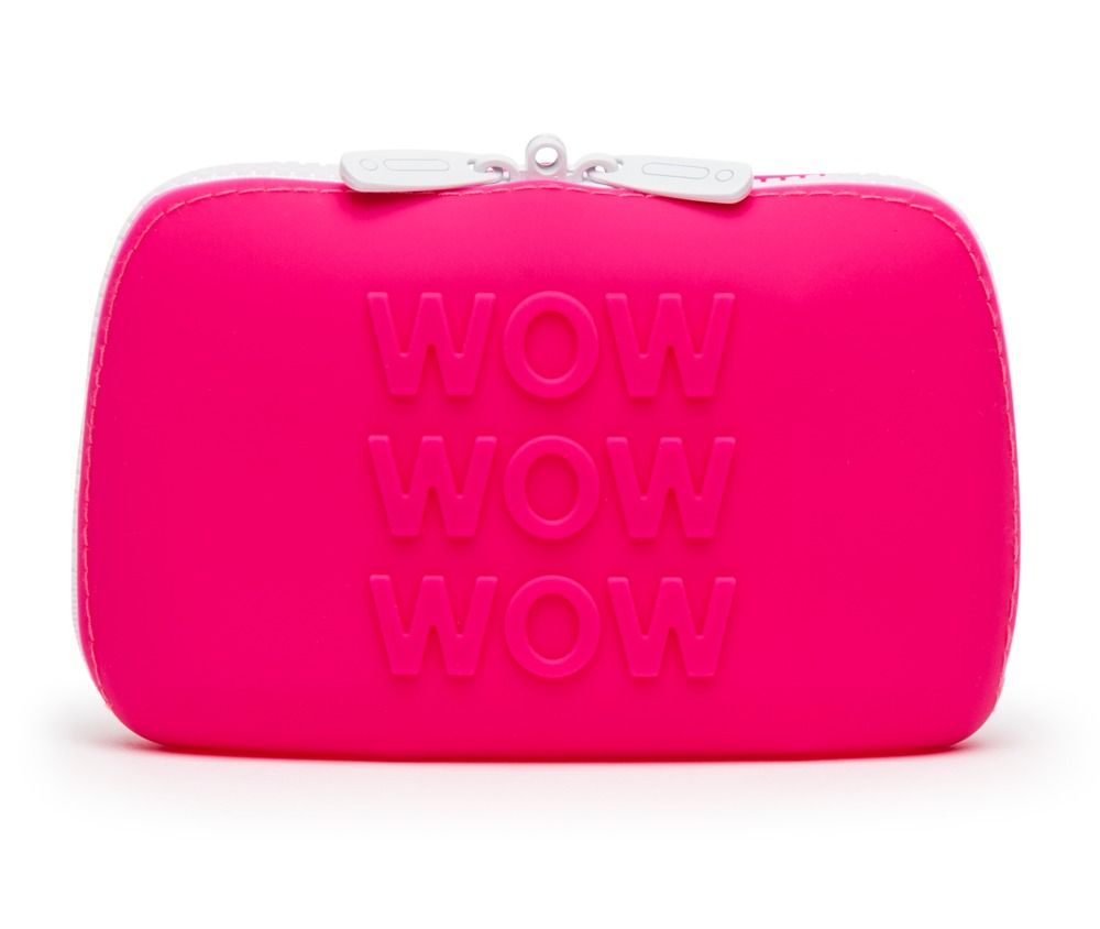 Kleine, leuchtend pinke Tasche mit "WOW WOW WOW" Prägung und Reißverschluss.