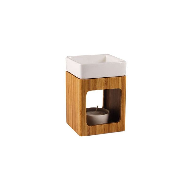Duftlampe mit quadratischem, weißem Keramikbehälter auf einem Holzsockel. Eine Kerze ist im Sockel platziert.