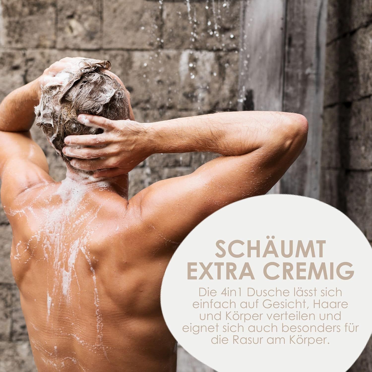 Mann wäscht sich Haare unter Dusche. Text: Schäumt extra cremig. 4in1 Dusche für Gesicht, Haare, Körper. Geeignet für Rasur.