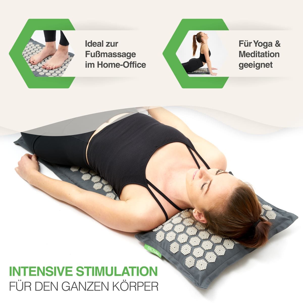 Frau liegt auf Akupressurmatte. Text: Ideal zur Fußmassage im Home-Office. Geeignet für Yoga & Meditation. Intensive Stimulation für den ganzen Körper.