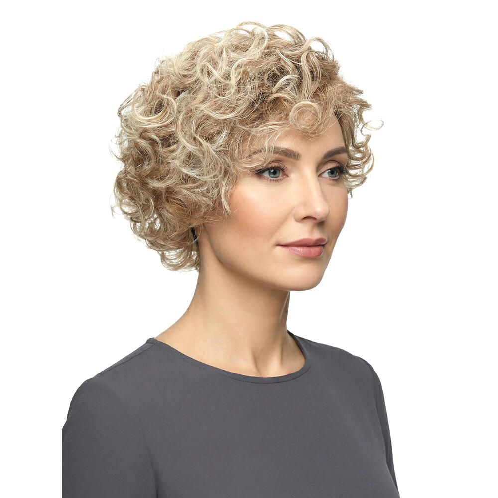 Perücke Maryna von Lofty, blonde Locken, Seitenansicht. Frau mit grauem Oberteil. Hintergrund weiß.