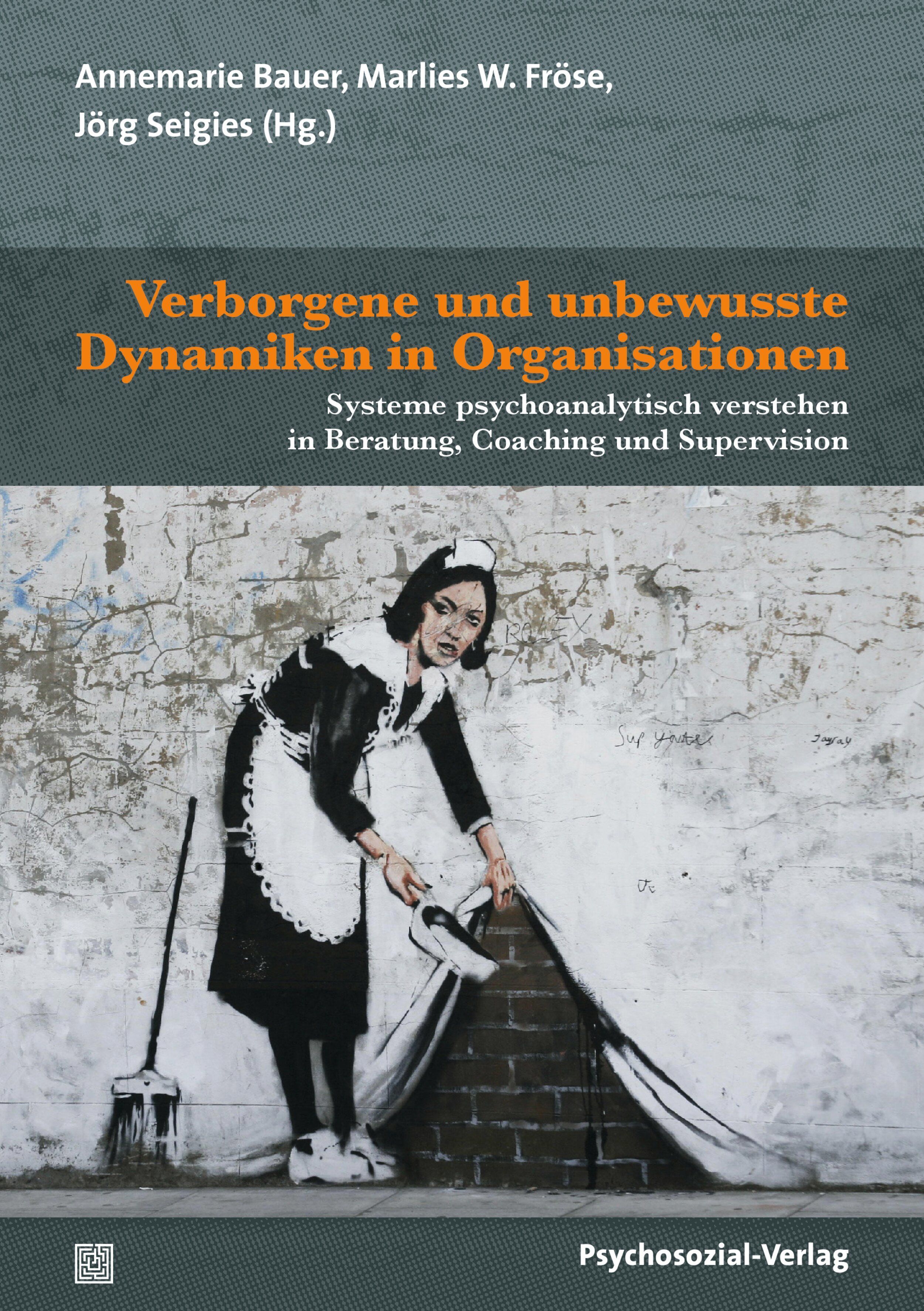 Buchcover: "Verborgene und unbewusste Dynamiken in Organisationen". Titel und Autoren. Illustration einer Frau, die einen Teppich anhebt.