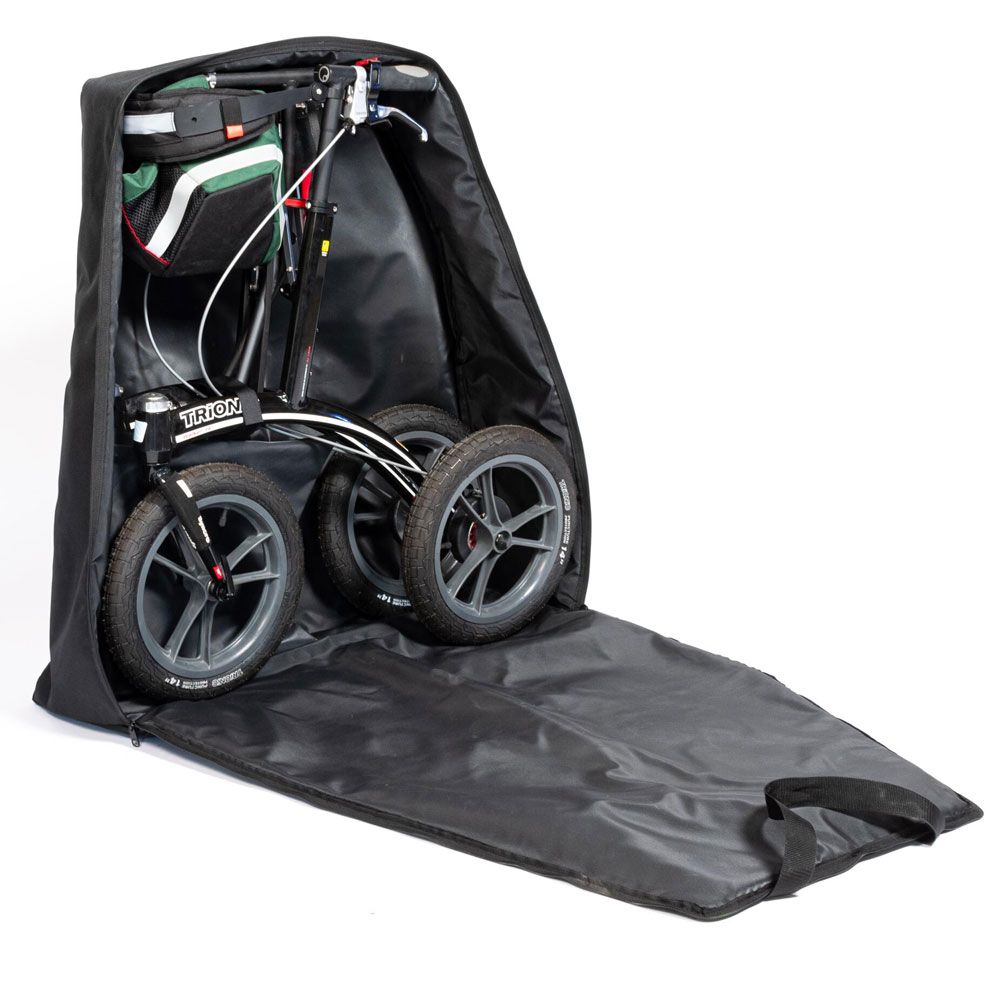 Schwarze Transporttasche mit Rollator. Rollator teilweise in der Tasche. Schwarze Räder sichtbar.