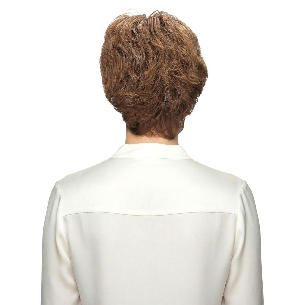 Rückansicht einer Kurzhaarperücke in Braun-Beige-Tönen. Die Haare sind gewellt und fallen locker.