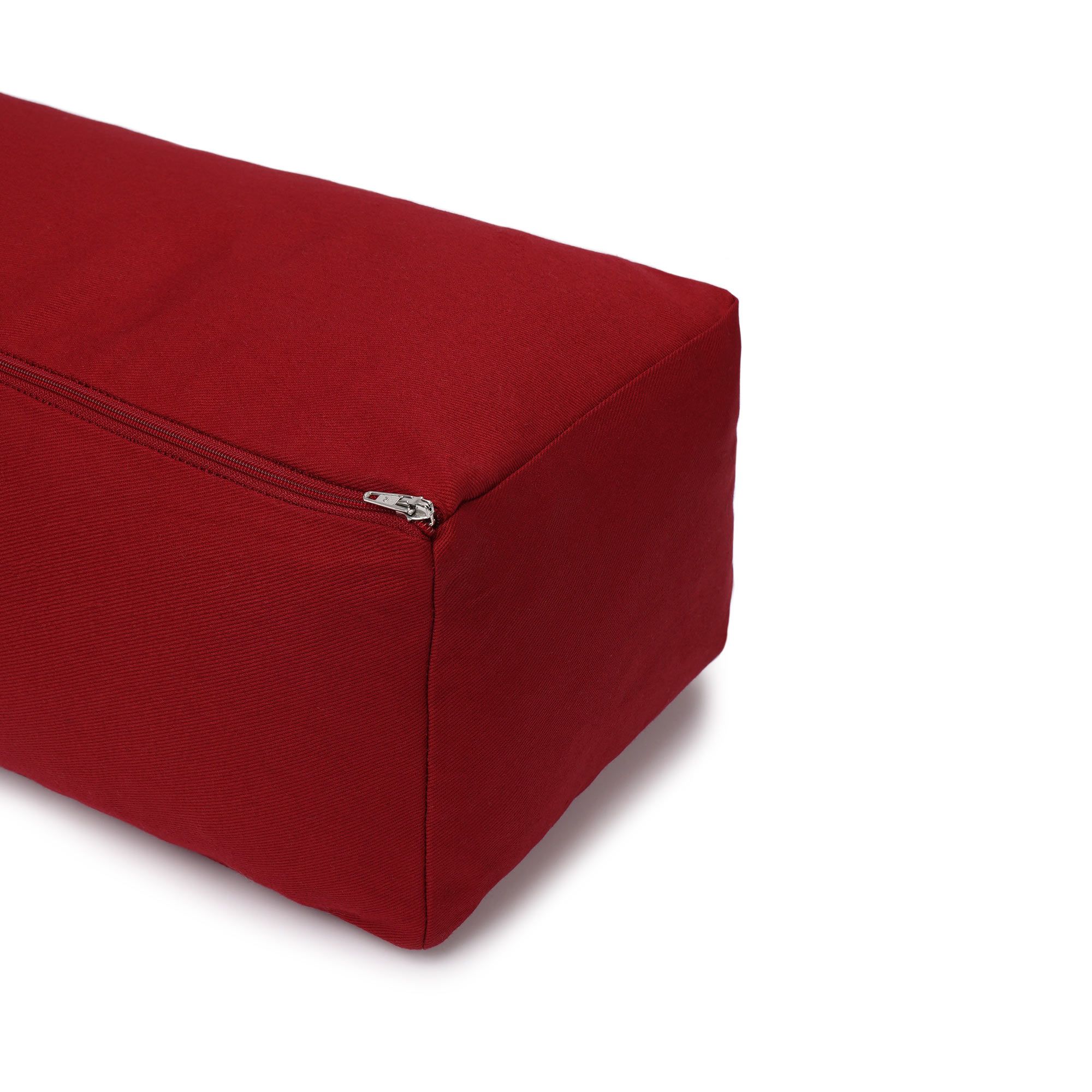 Bordeauxrotes Yoga-Bolster mit geöffnetem Reißverschluss an der Seite.