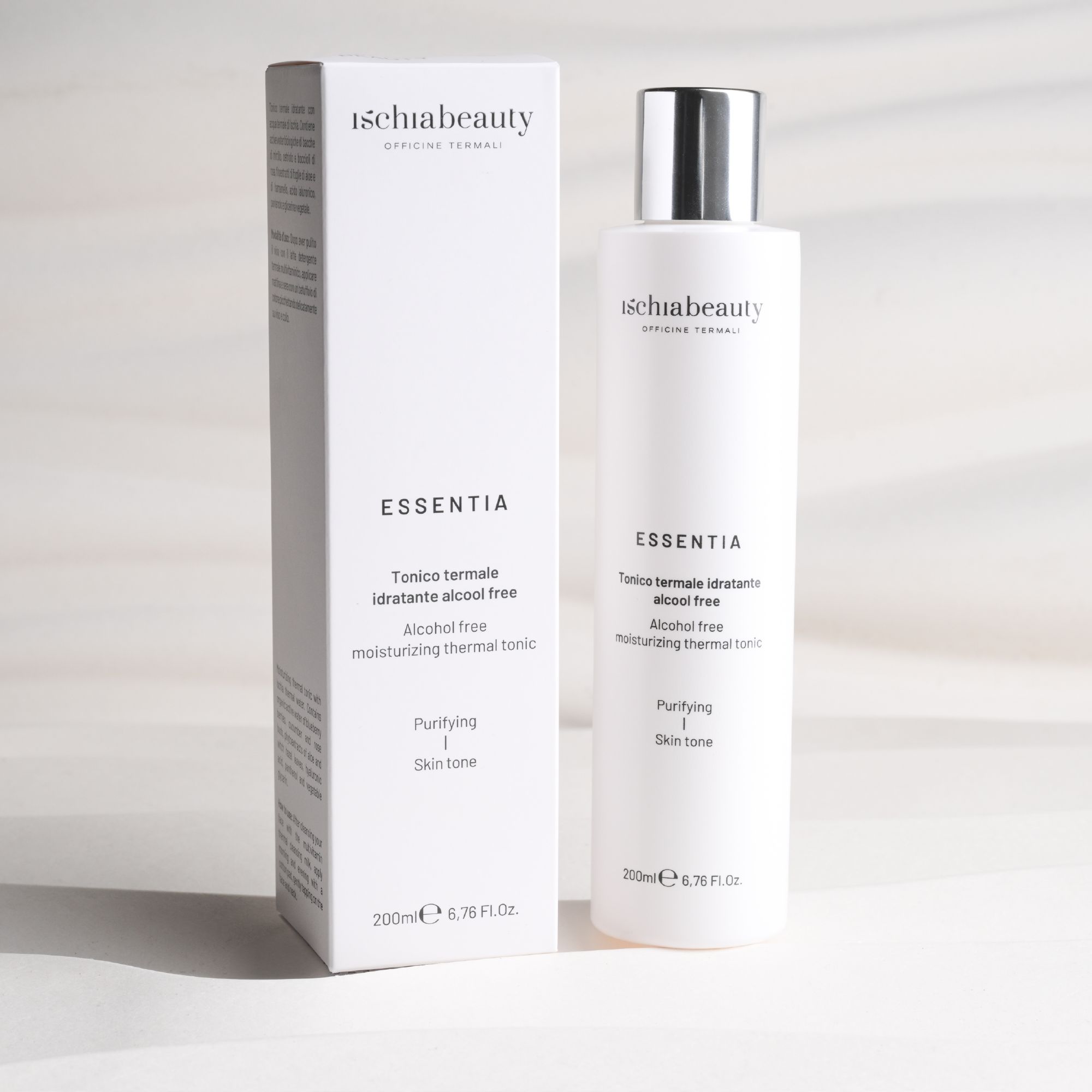 Weiße Flasche und Schachtel. Aufschrift: ischiabeauty, Essentia, Tonico termale idratante alcool free. 200ml.