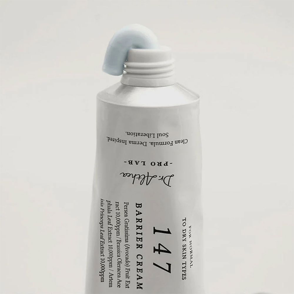 Nahaufnahme einer geöffneten Tube Dr. Althea 147 Barrier Cream mit hellblauem Cremetupfer.