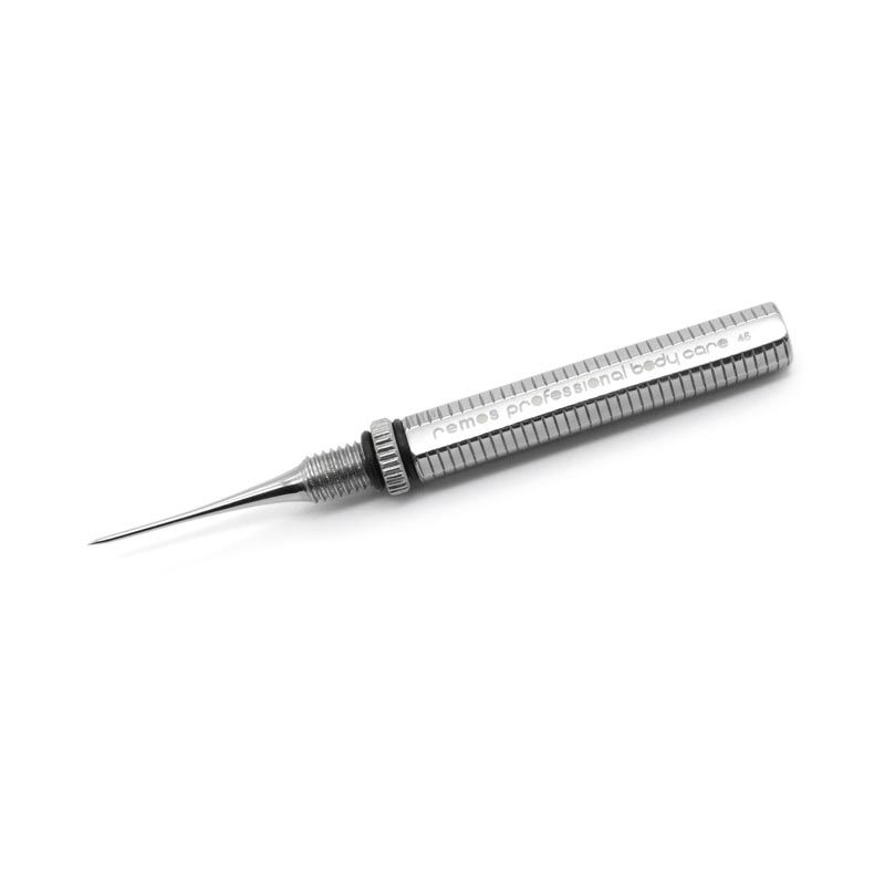 Zahnstocher mit gerader, abschraubbarer Spitze. Metall. Griff mit Schriftzug. Schwarzer Ring am Gewinde.