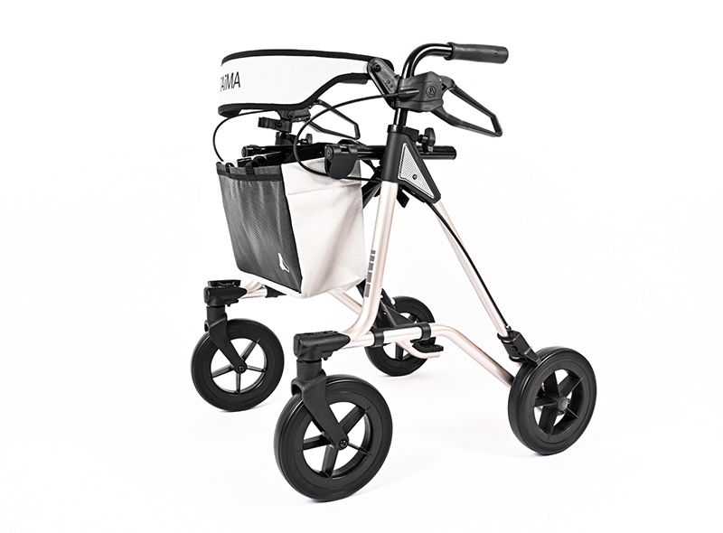 Rollator mit vier Rädern, schwarzem Korb und Sitzfläche. Das Gestell ist silberfarben. Der Rollator hat den Schriftzug TAiMA.