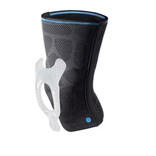 Schwarze Kniebandage mit weißem Kunststoffteil. Blaue Akzente. Nahaufnahme, freigestellt.