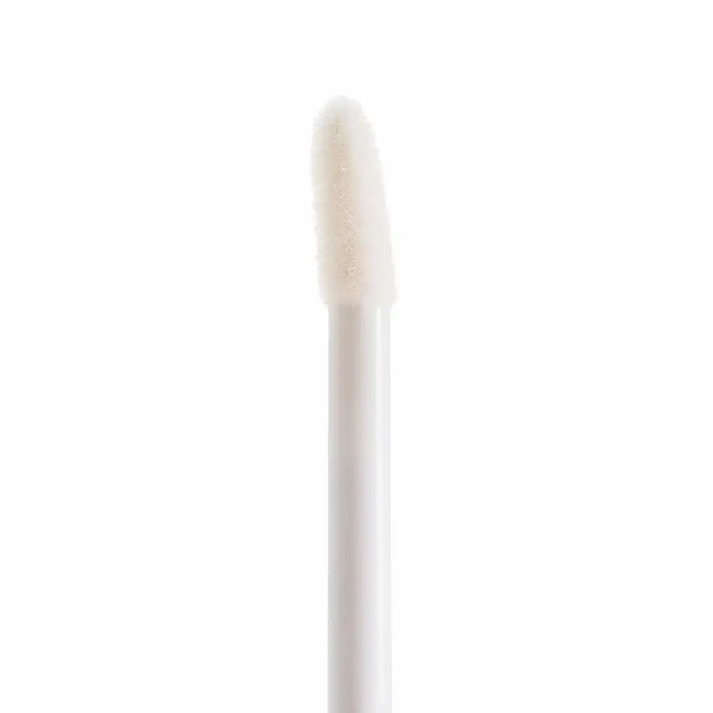 Nahaufnahme eines Applikators für Lipgloss. Der Applikator hat einen weißen Stiel und eine weiche, schwammartige Spitze.