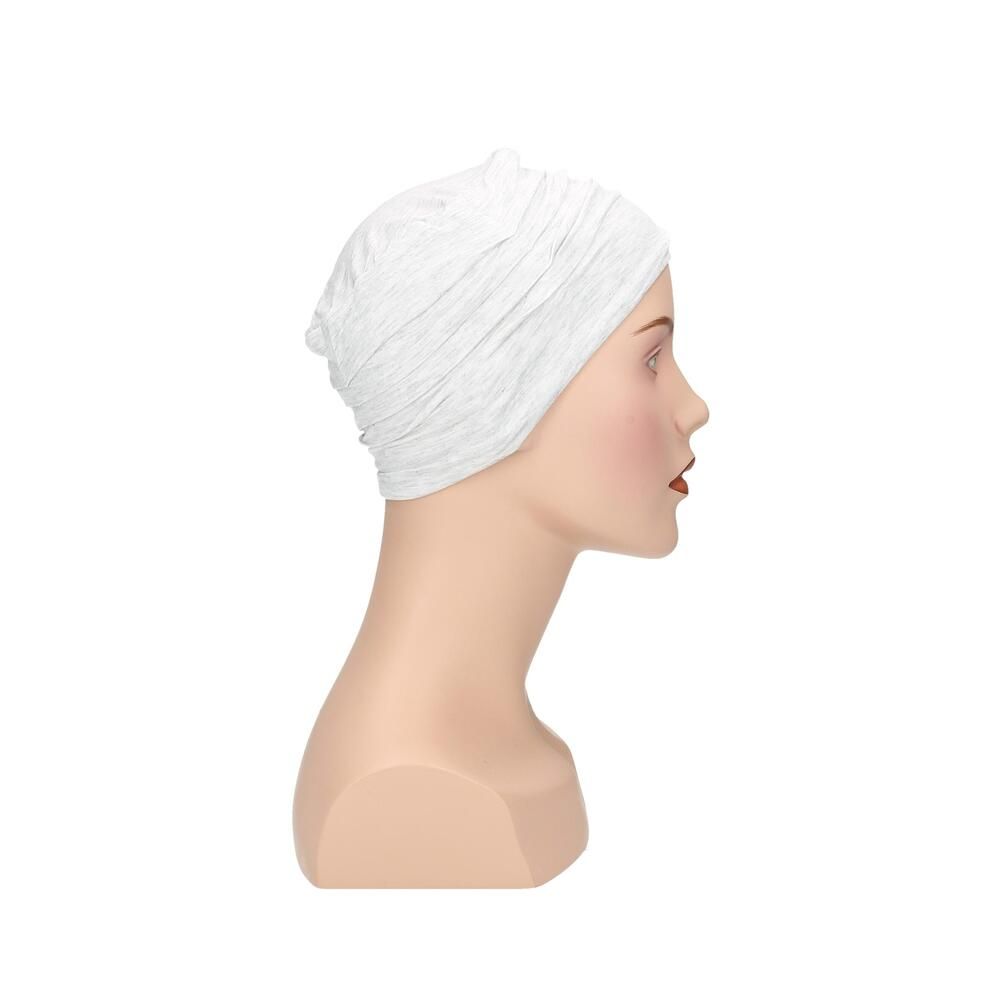 Weißer Turban auf einer Büste. Seitenansicht. Das Produkt ist aus Stoff gefertigt.