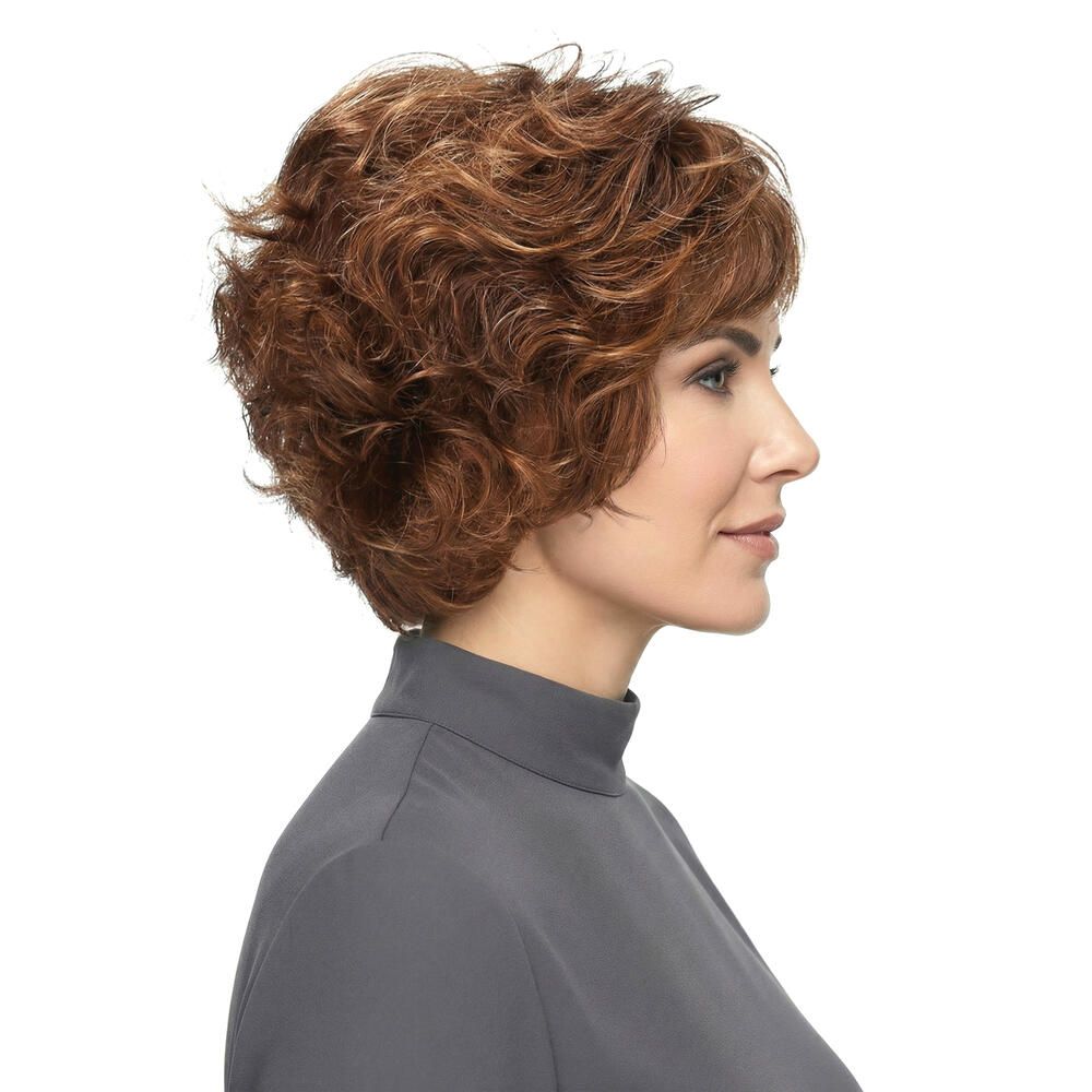 Frau mit roter, gewellter Kurzhaarperücke. Seitenansicht, Blick nach links. Graues Oberteil.