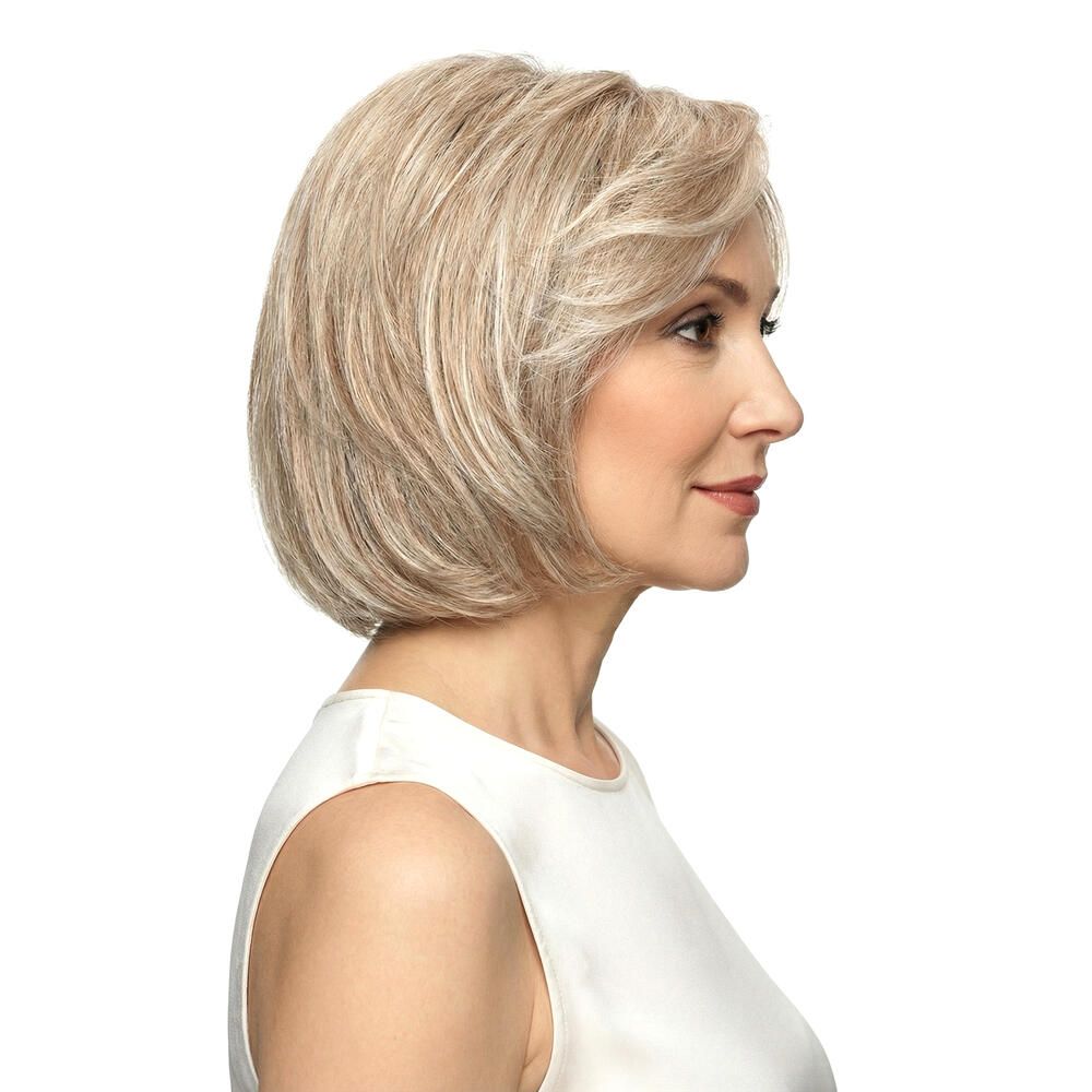 Perücke mit blonden Strähnen. Kurzer, kinnlanger Schnitt. Frau mit weißem Top, Seitenansicht.