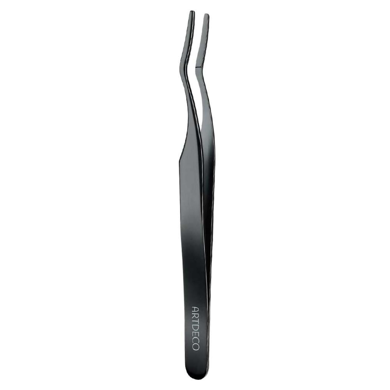 Schwarze Wimpernzange. Gebogene Form mit abgerundeten Spitzen. Der Schriftzug ARTDECO ist auf dem Griff zu sehen.
