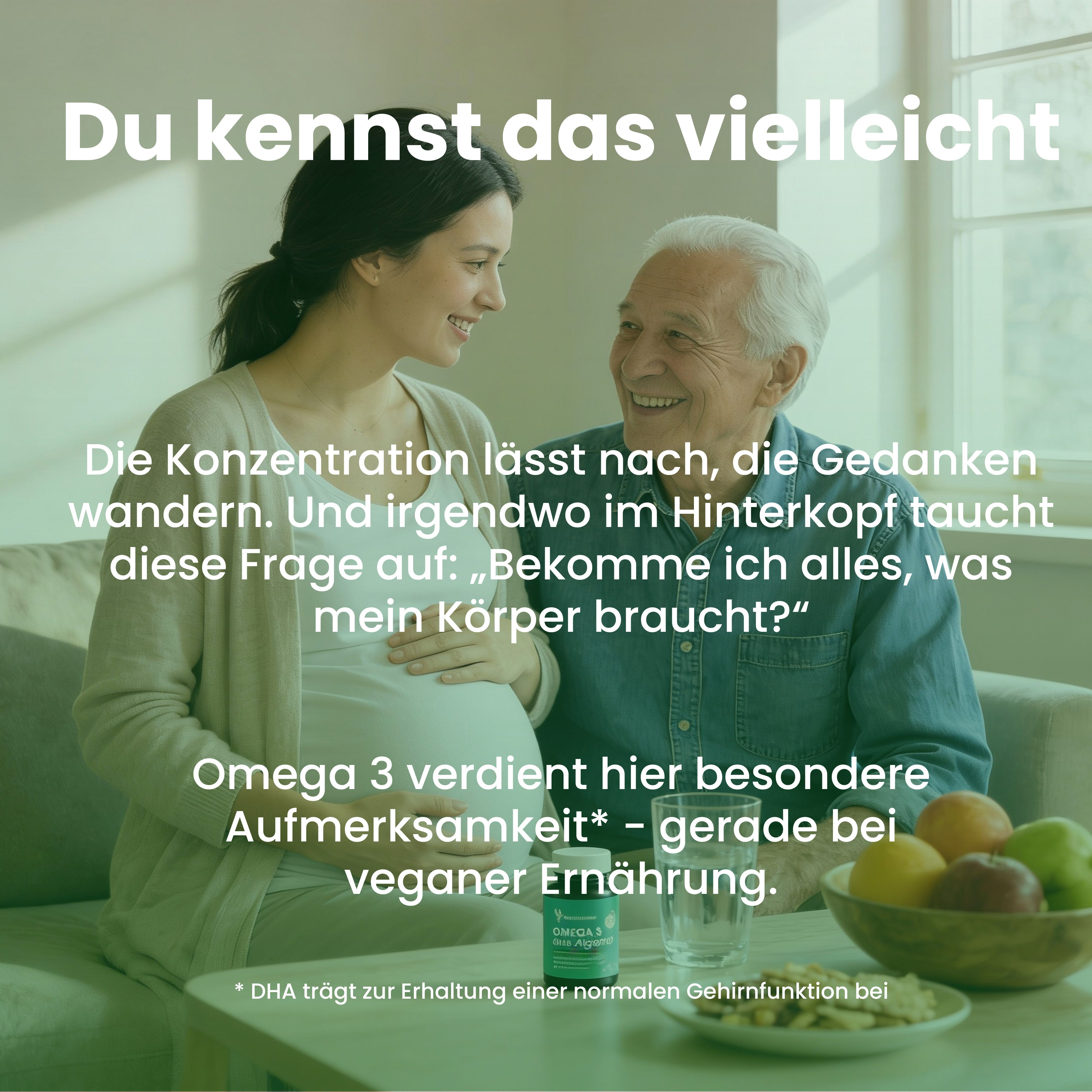 Schwangere Frau und älterer Mann unterhalten sich. Auf dem Tisch: Obst und eine Flasche Omega 3 Kapseln. Aufschrift: Omega 3, vegan.