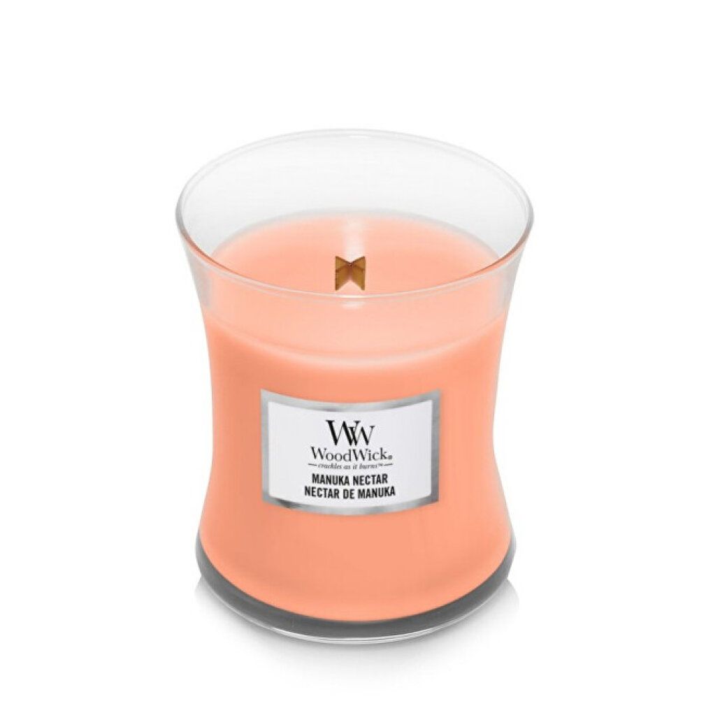 Glasbehälter mit rosa Inhalt. Etikett mit "WoodWick" und "Manuka Nectar". Holzdocht sichtbar.