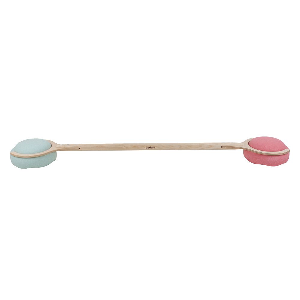 Balancierstange mit zwei farbigen Auflageflächen. Holzstange mit Schriftzug. Enden: blau und rosa.