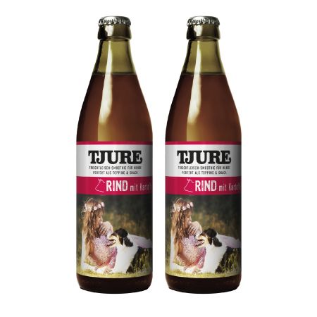 Zwei Flaschen mit brauner Flüssigkeit. Etikett mit "Tjure" und "Rind mit Kartoffel".