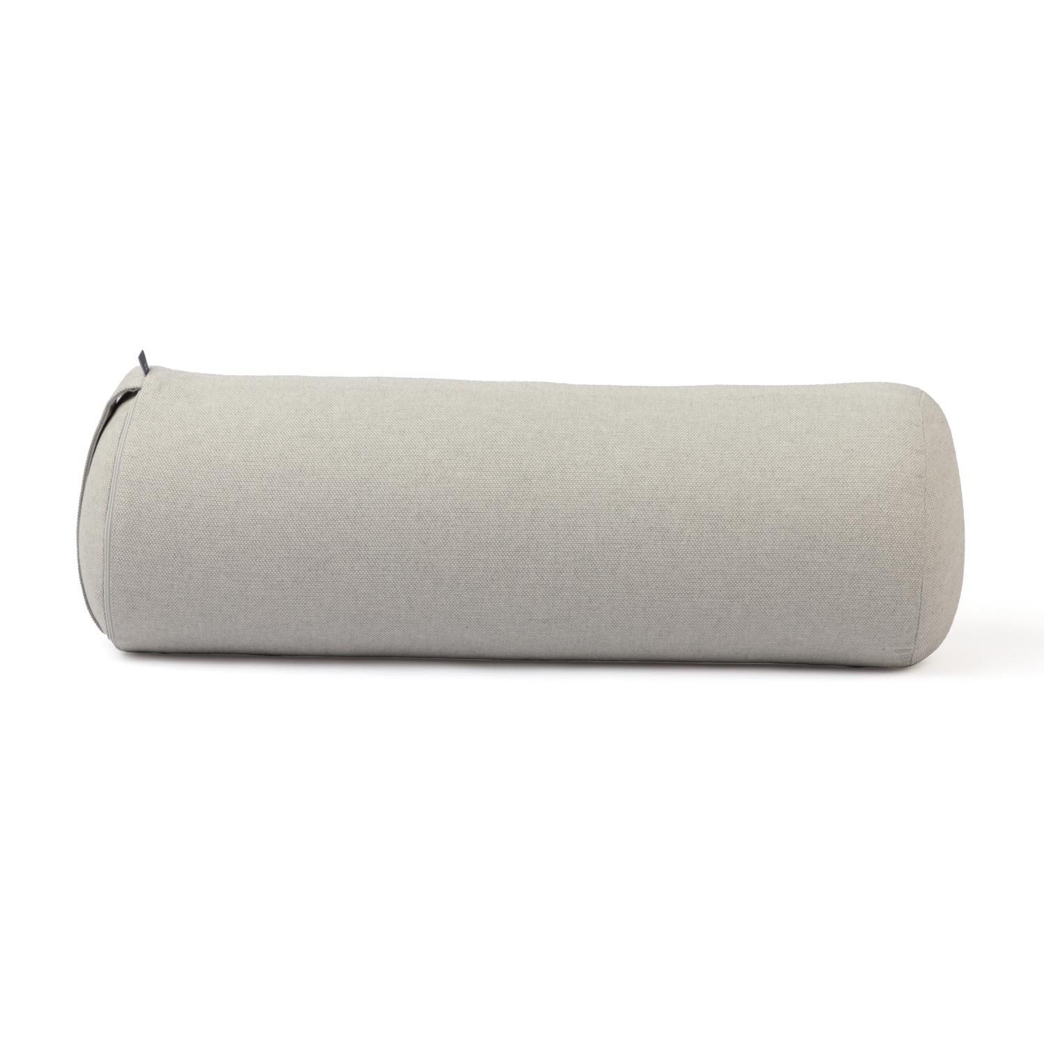 Graues Yoga-Bolster. Zylindrische Form mit abgerundeten Enden. Stoffbezug. Auf weißem Hintergrund.