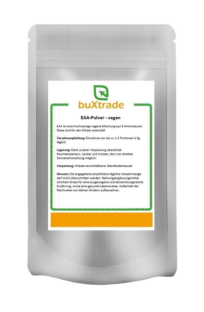 Silberfarbener Beutel mit Produktetikett. Auf dem Etikett steht "buXtrade EAA-Pulver - vegan". Text in Grün und Orange.