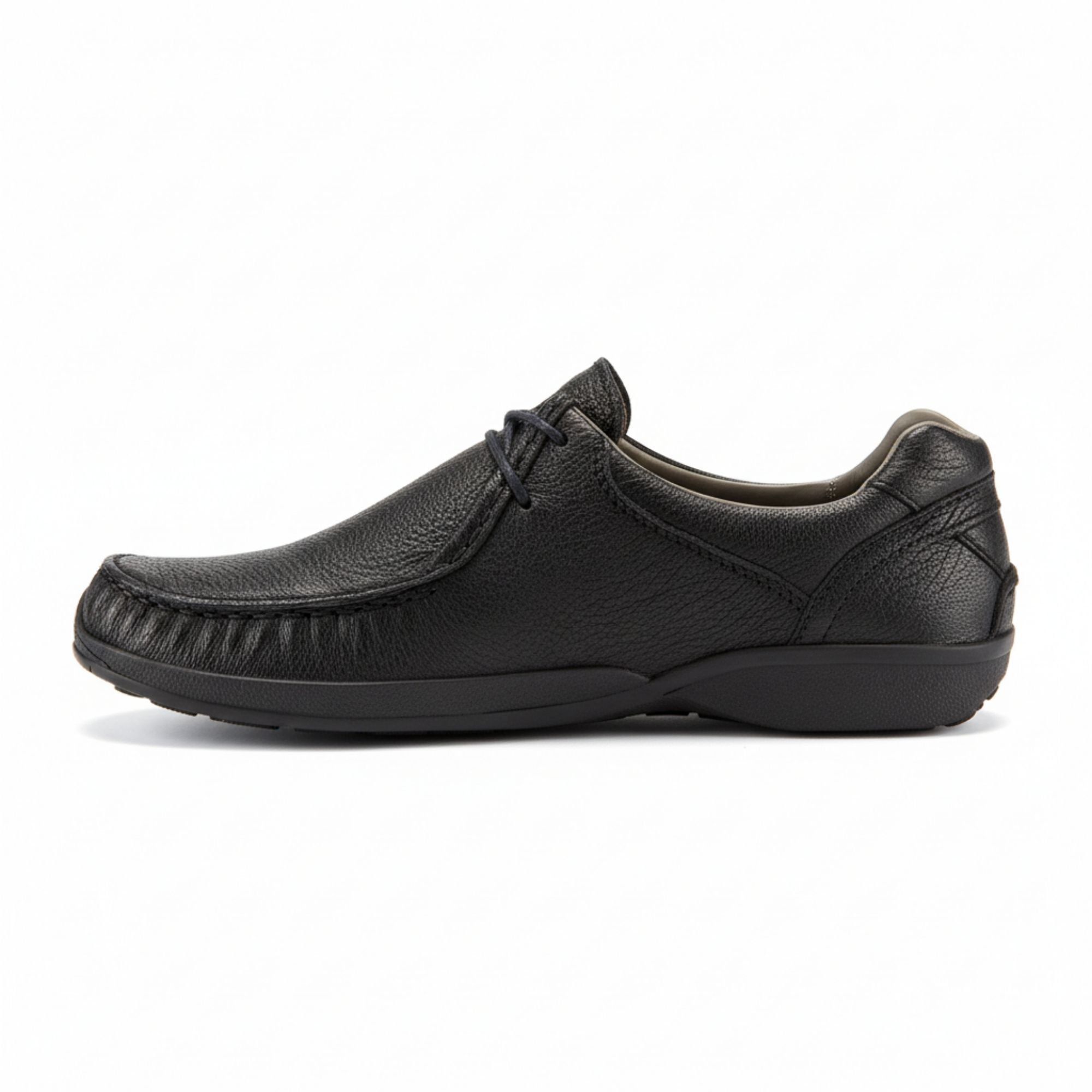 Schwarzer Lederschuh mit Schnürsenkeln. Breite Passform. Sohle und Obermaterial aus Leder. Hellgrauer Hintergrund.