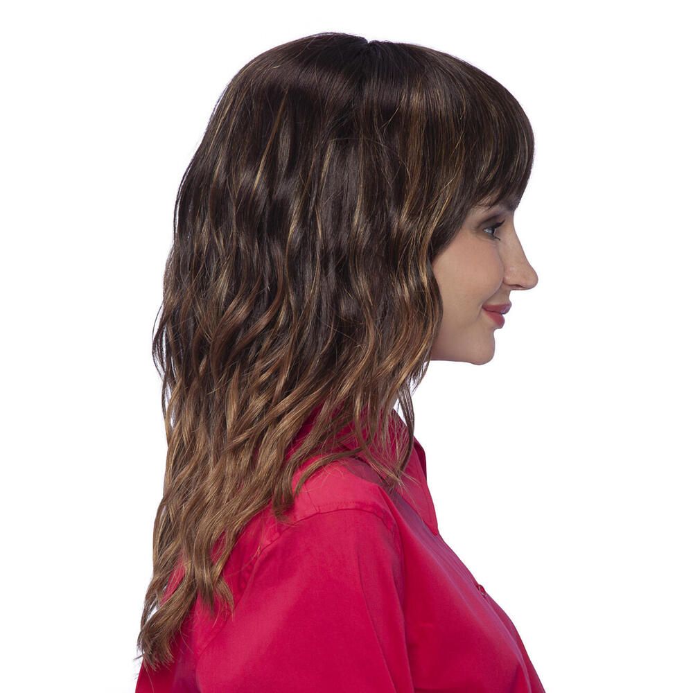 Perücke Kiky von trendhair. Braun mit Pony und gewelltem Haar. Frau trägt rotes Hemd. Seitenansicht.