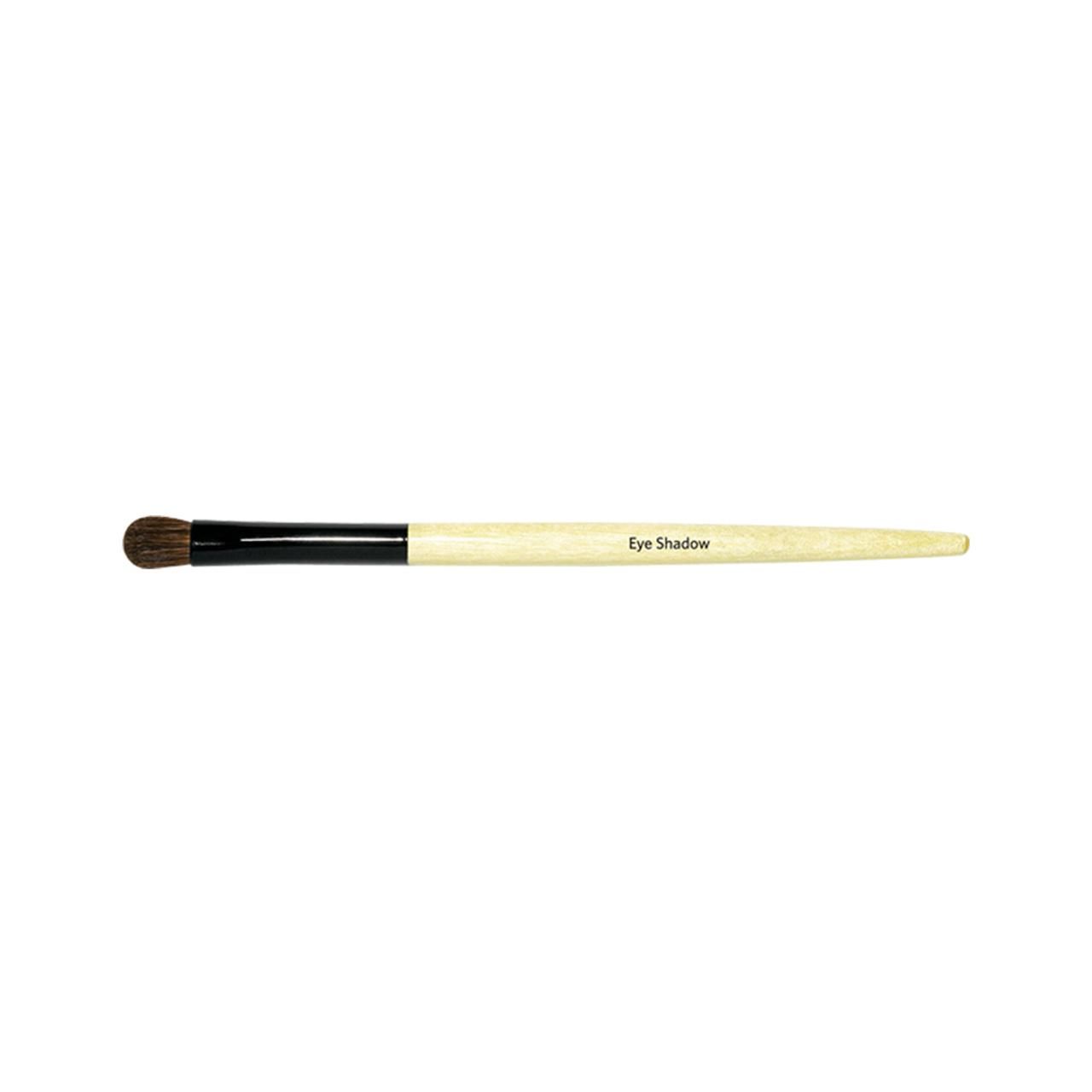 Pinsel mit hellem Holzgriff, schwarzem Schaft und braunen Borsten. Aufschrift: Eye Shadow.