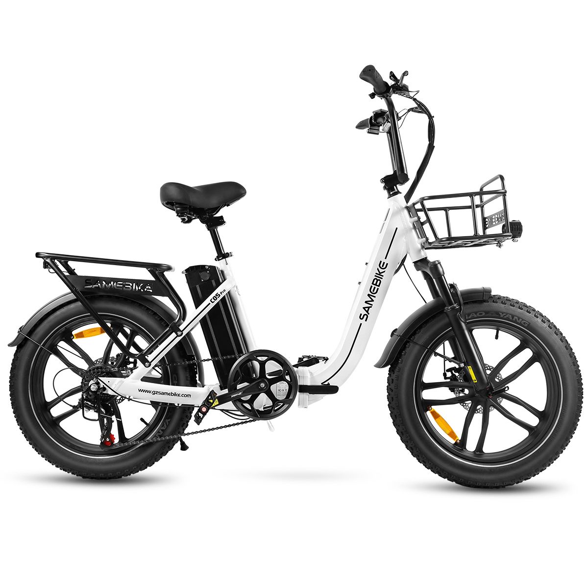 Weißes Elektrofahrrad SAMEBIKE C05 Pro mit schwarzem Korb, Gepäckträger und Reifen. Sichtbare Marke.